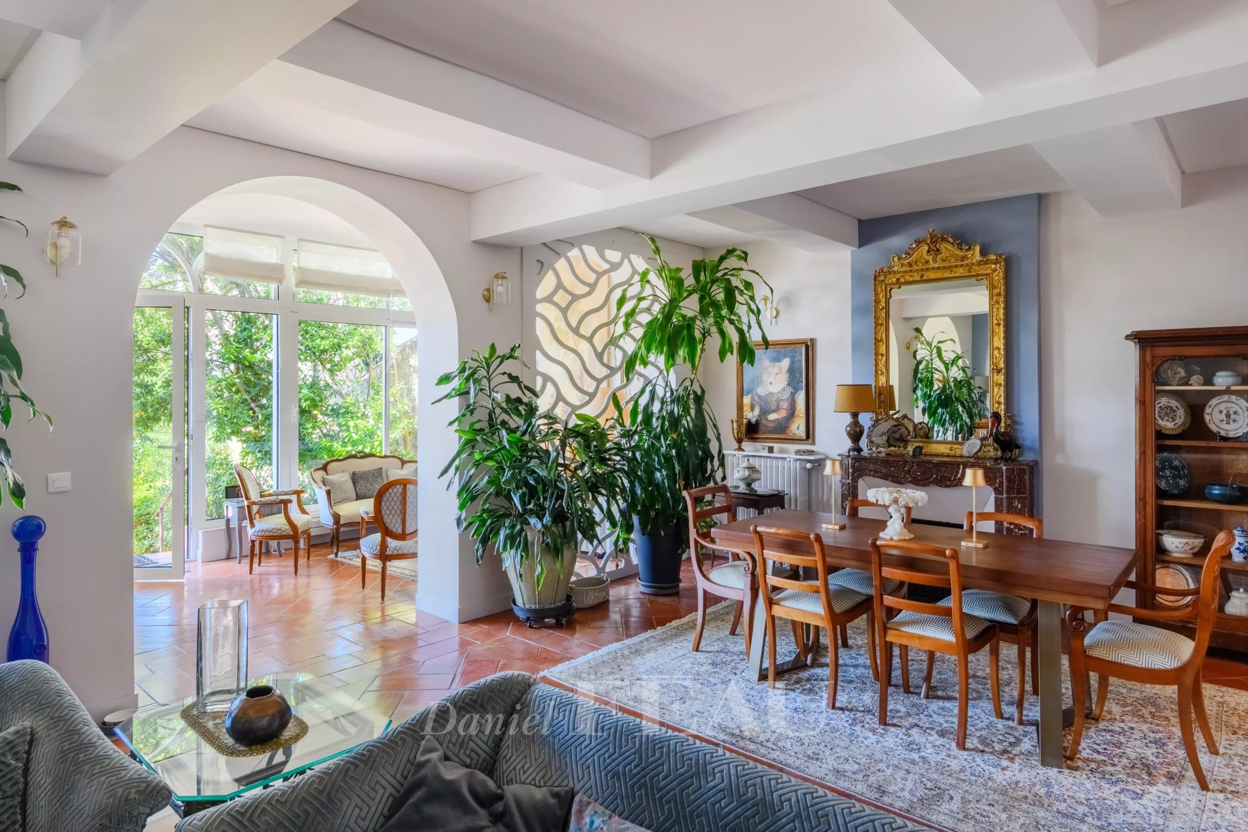Intérieur d'une maison de ville à Toulon, avec des plantes, un salon lumineux et une salle à manger.