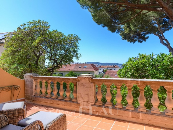 Terrasse avec vue sur les toits et la végétation à Toulon, quartier du Mourillon.