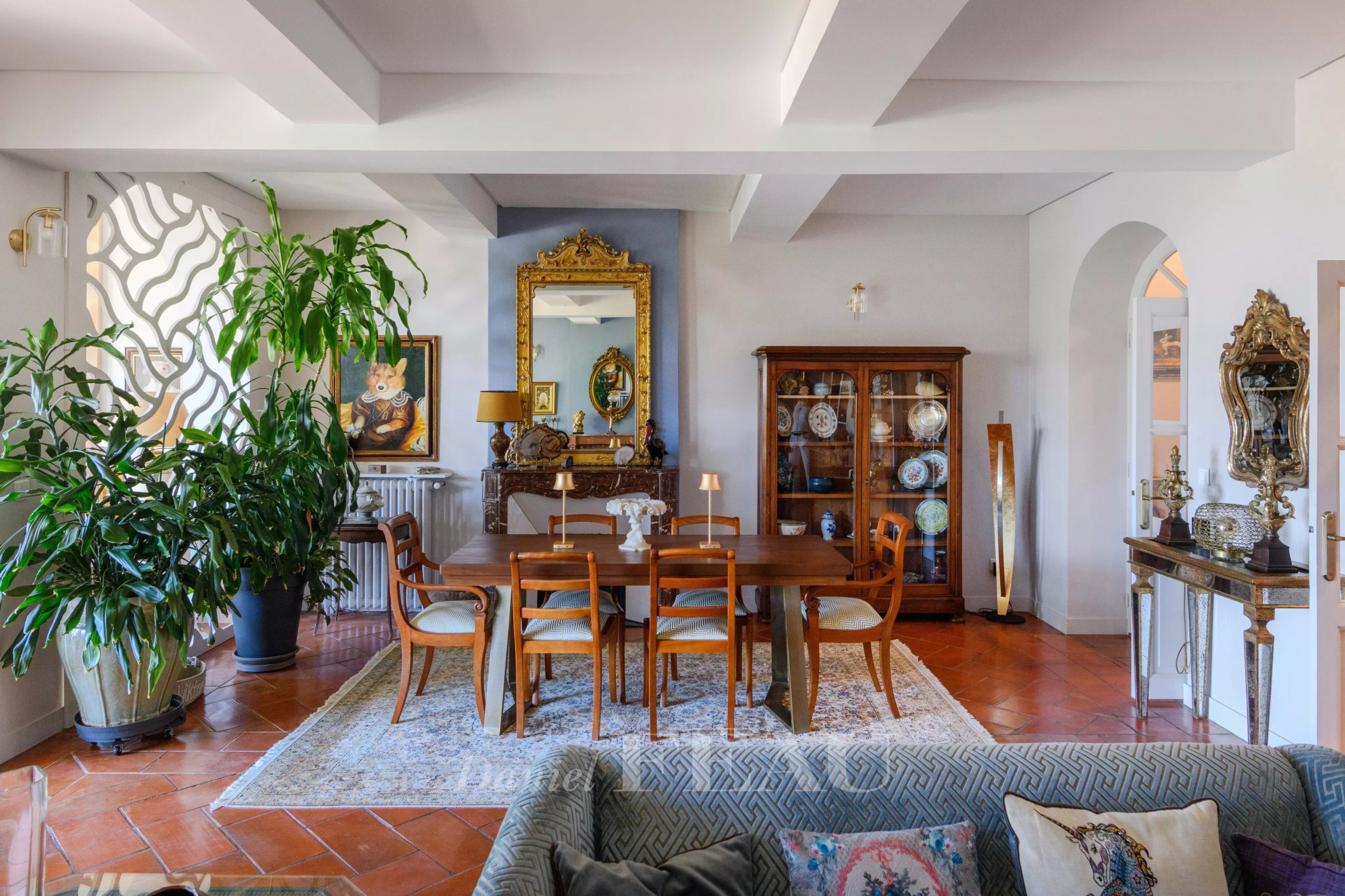 Intérieur d'une maison de ville à Toulon, avec salle à manger et décoration élégante.