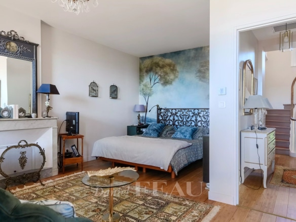 Intérieur d'une maison de caractère à Toulon, avec un salon et une chambre élégante.