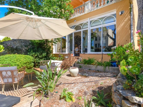 Maison de ville avec jardin et terrasse, style ancien rénové, quartier du Mourillon à Toulon.
