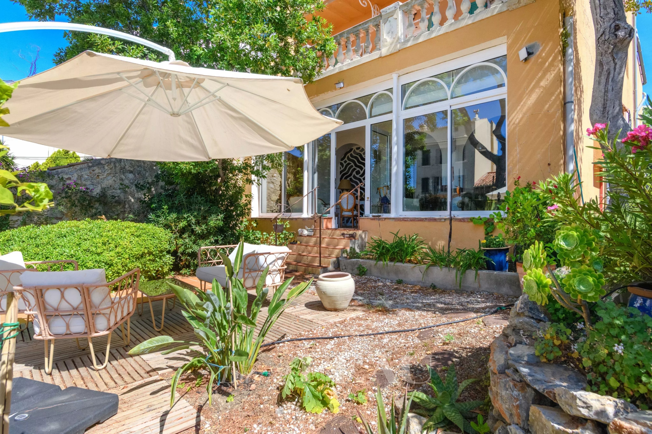 Maison de ville avec jardin et terrasse, style ancien rénové, quartier du Mourillon à Toulon.