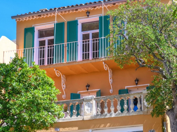Maison de ville de caractère avec balcons et volets verts, située à Toulon, quartier du Mourillon.