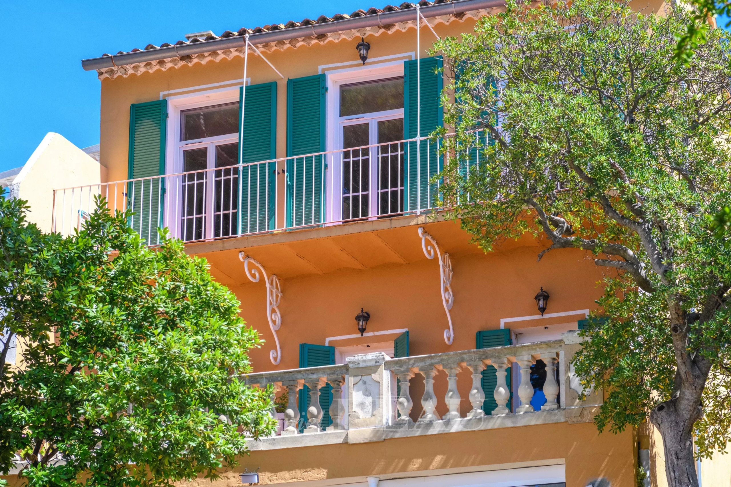 Maison de ville de caractère avec balcons et volets verts, située à Toulon, quartier du Mourillon.