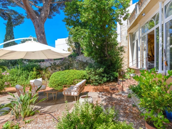 Terrasse d'une maison de ville avec mobilier de jardin et végétation luxuriante à Toulon.