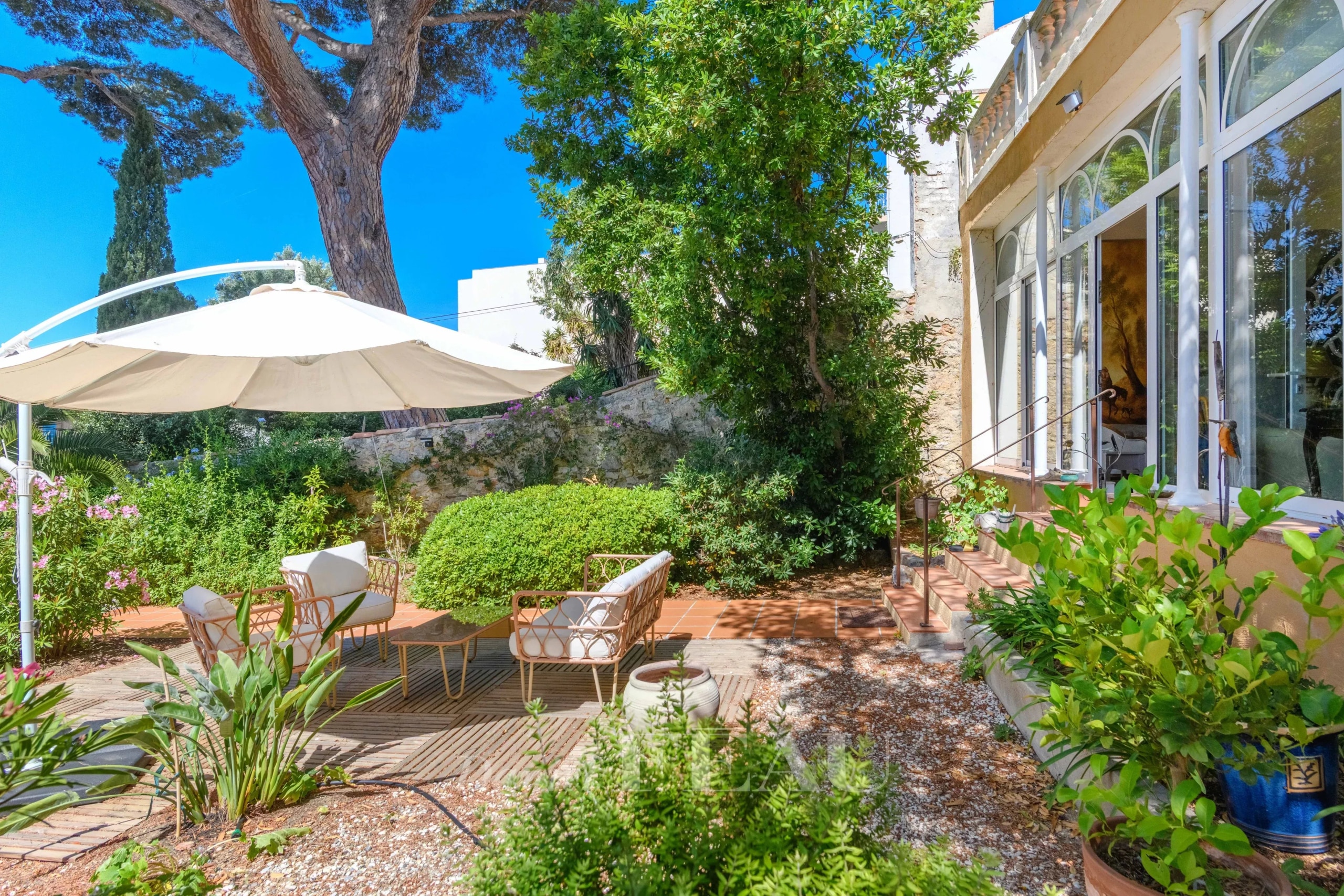 Terrasse d'une maison de ville avec mobilier de jardin et végétation luxuriante à Toulon.