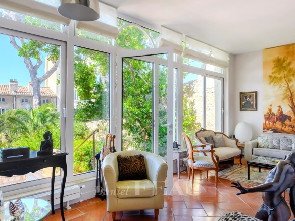 Intérieur d'une maison de ville à Toulon, avec de grandes fenêtres et un salon lumineux.