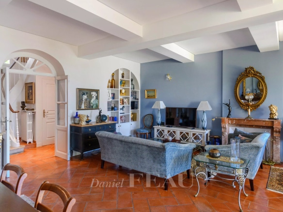 Intérieur d'une maison de ville rénovée avec salons et cuisine ouverte, quartier du Mourillon à Toulon.