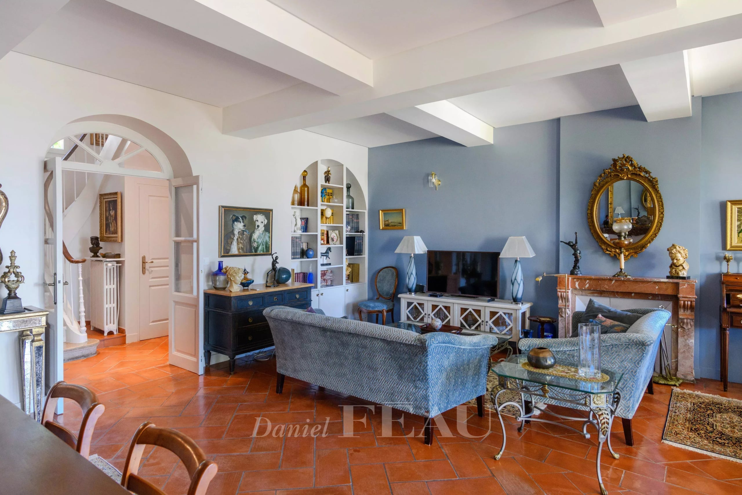 Intérieur d'une maison de ville rénovée avec salons et cuisine ouverte, quartier du Mourillon à Toulon.