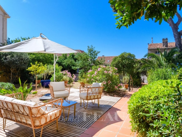 Jardin avec mobilier de jardin et parasol dans une maison de ville à Toulon, quartier du Mourillon.