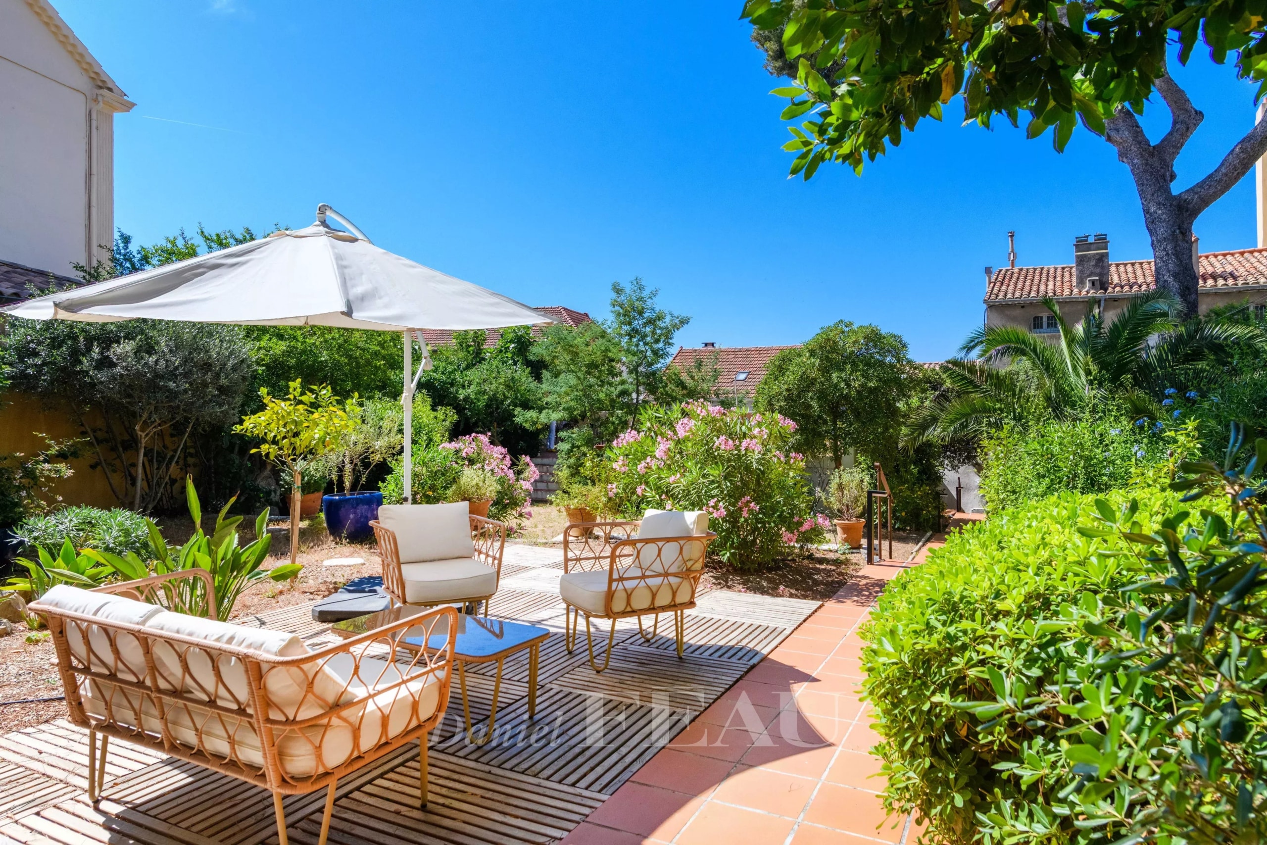 Jardin avec mobilier de jardin et parasol dans une maison de ville à Toulon, quartier du Mourillon.