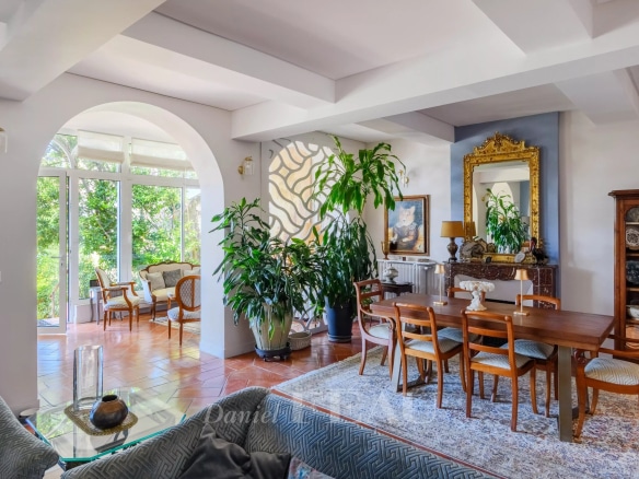 Intérieur d'une maison de ville à Toulon avec un salon lumineux et des plantes.