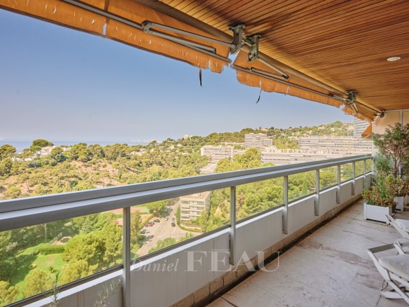 Vue panoramique depuis une terrasse d'appartement à Marseille 8ème, avec vue sur la mer et la ville.