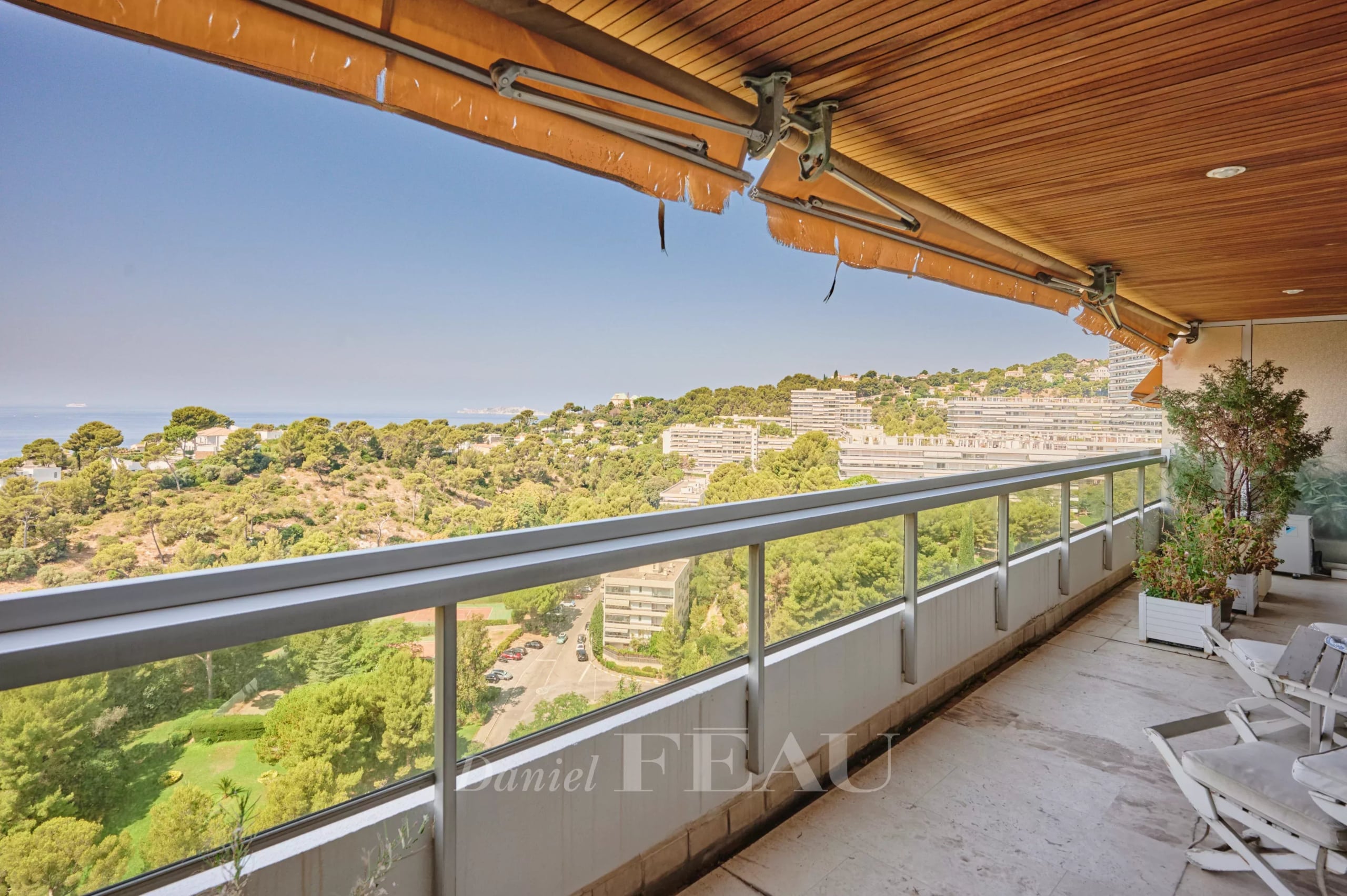 Terrasse avec vue à Marseille 8ème Vue panoramique depuis une terrasse d'appartement à Marseille 8ème, avec vue sur la mer et la ville.