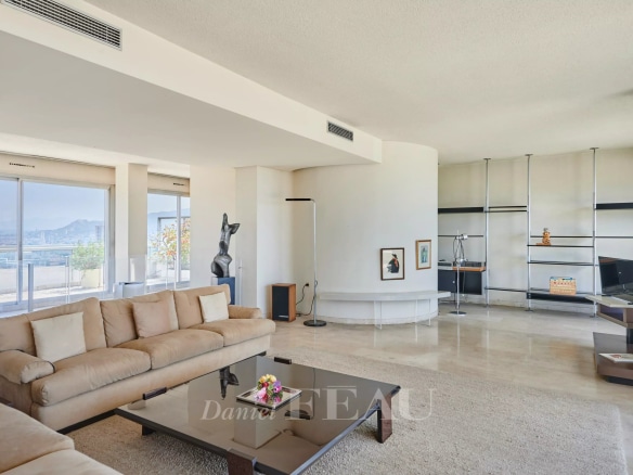 Intérieur d'un appartement lumineux avec salon spacieux et vue panoramique sur Marseille.