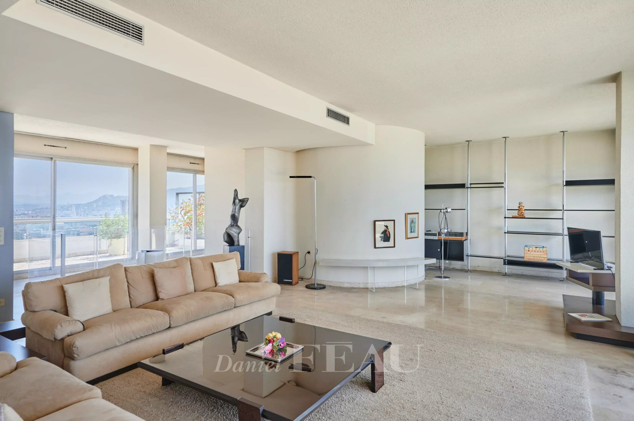 Appartement lumineux avec vue à Marseille 8ème Intérieur d'un appartement lumineux avec salon spacieux et vue panoramique sur Marseille.