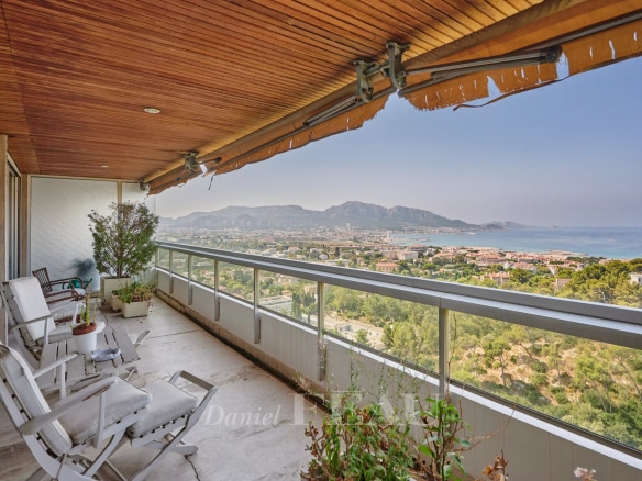 Terrasse d'un appartement avec vue panoramique sur la mer et la ville, Marseille 8ème.