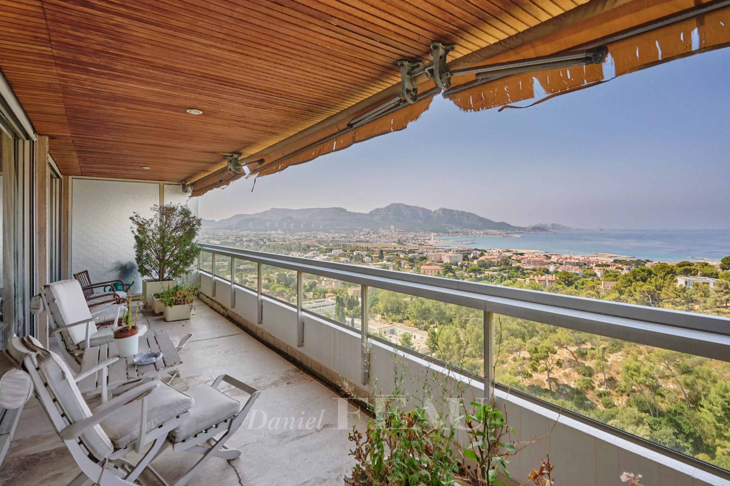 Vue panoramique depuis la terrasse à Marseille 8ème Terrasse d'un appartement avec vue panoramique sur la mer et la ville, Marseille 8ème.