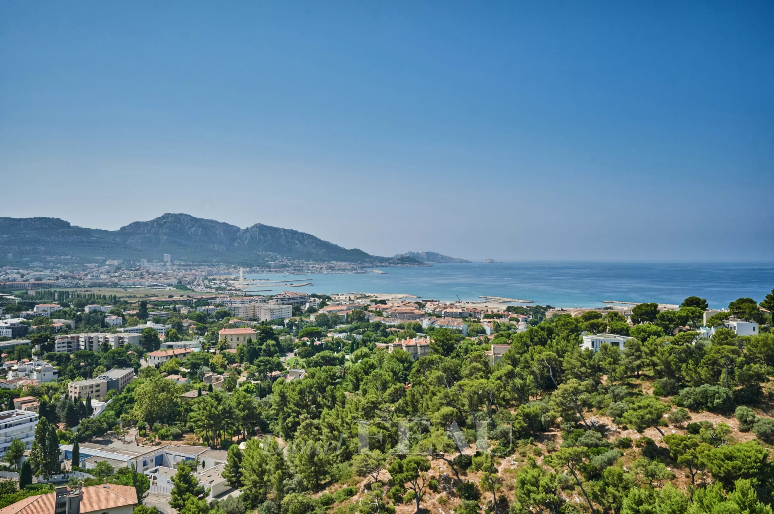 Vue panoramique depuis Marseille 8ème Vue panoramique sur la mer et la ville de Marseille depuis un appartement au dernier étage.