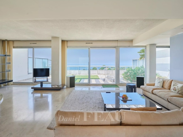 Salon lumineux avec vue sur la mer, Marseille 8ème, appartement de 215 m².