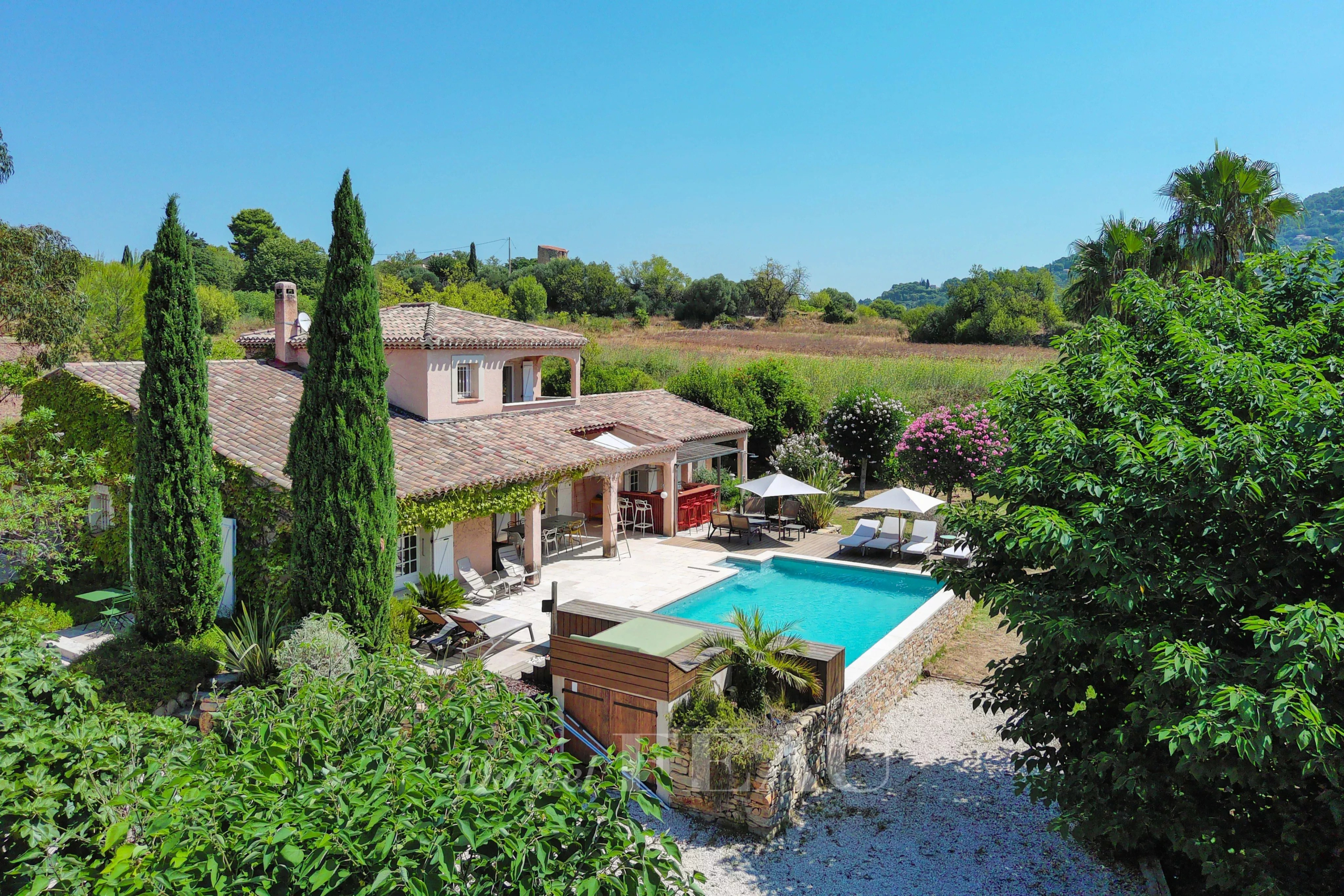 Property in Saint-Cyr-sur-Mer with two houses and a swimming pool
