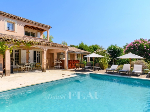 Property with two houses and swimming pool in Saint-Cyr-sur-Mer, Provence.