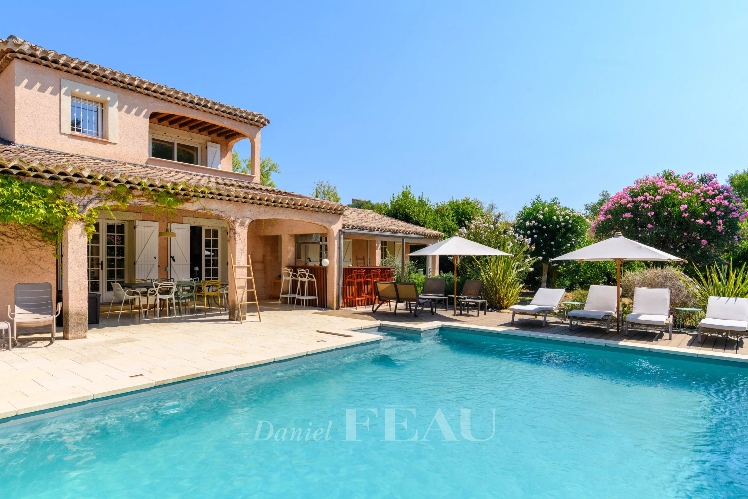 Property with two houses and swimming pool in Saint-Cyr-sur-Mer, Provence.