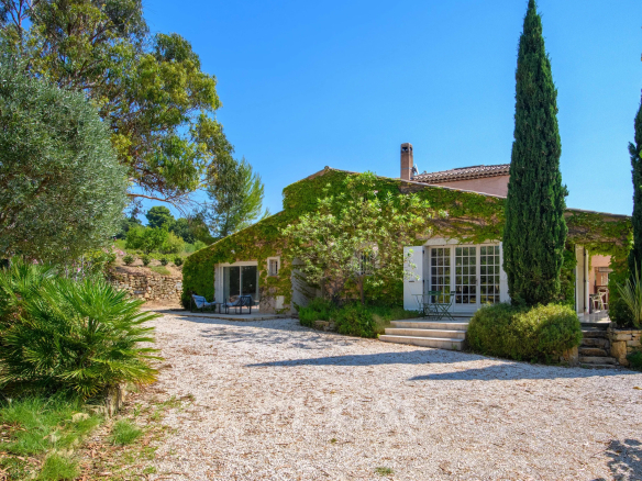 Property with two houses and gardens in Saint-Cyr-sur-Mer, surrounded by trees and green space.