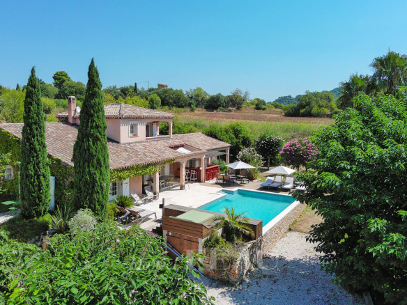 Vue aérienne d'une propriété avec deux maisons, piscine et jardins, entourée de vignes à Saint-Cyr-sur-Mer.