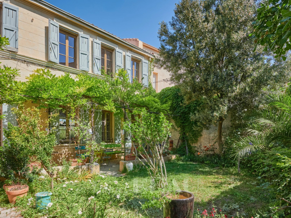 Maison avec jardin verdoyant à Marseille 7ème, quartier d'Endoume.