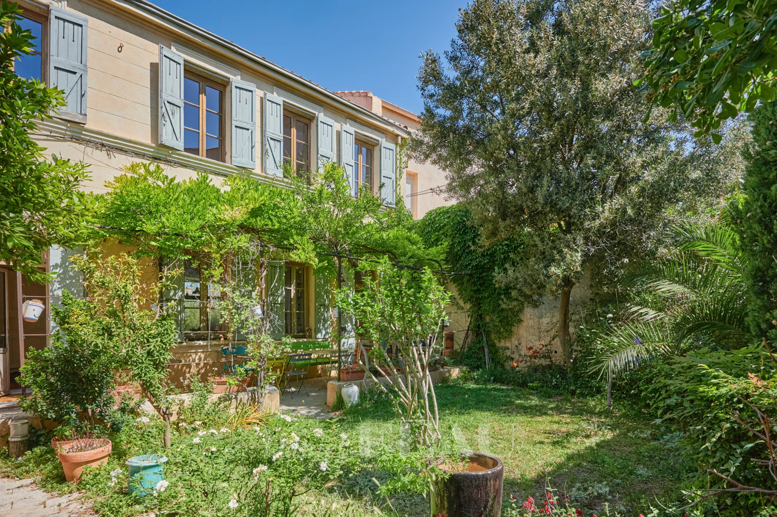 Maison avec jardin verdoyant à Marseille 7ème, quartier d'Endoume.