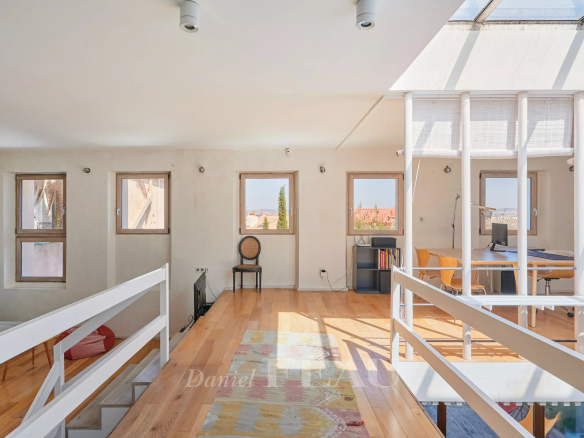 Intérieur lumineux d'une maison à Marseille 7ème avec espace ouvert et fenêtres.