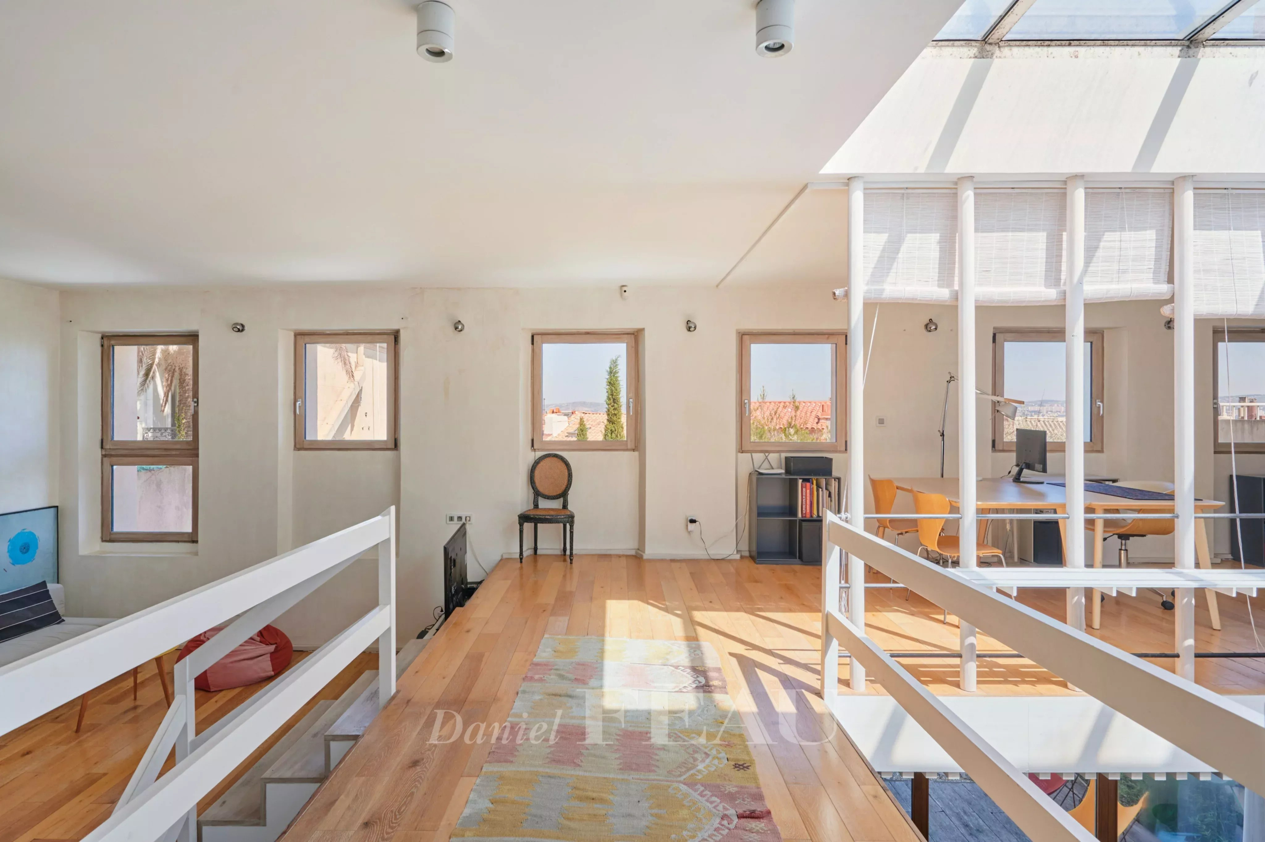 Intérieur lumineux d'une maison à Marseille 7ème avec espace ouvert et fenêtres.