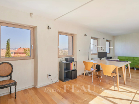 Intérieur lumineux d'une maison à Marseille 7ème, avec fenêtres et mobilier moderne.