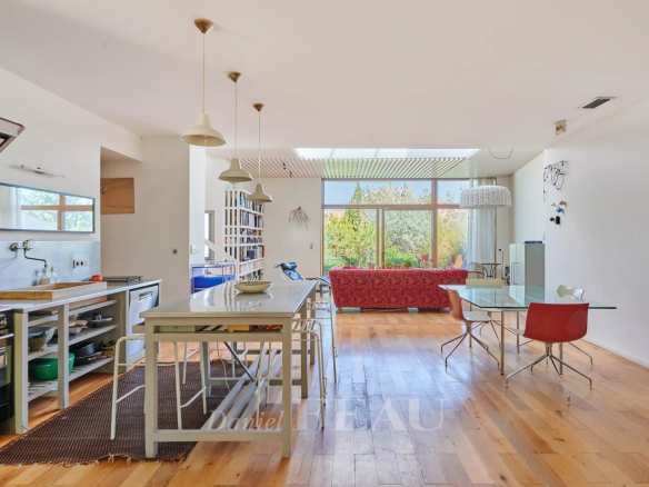 Intérieur d'une maison moderne avec cuisine ouverte et salon lumineux.