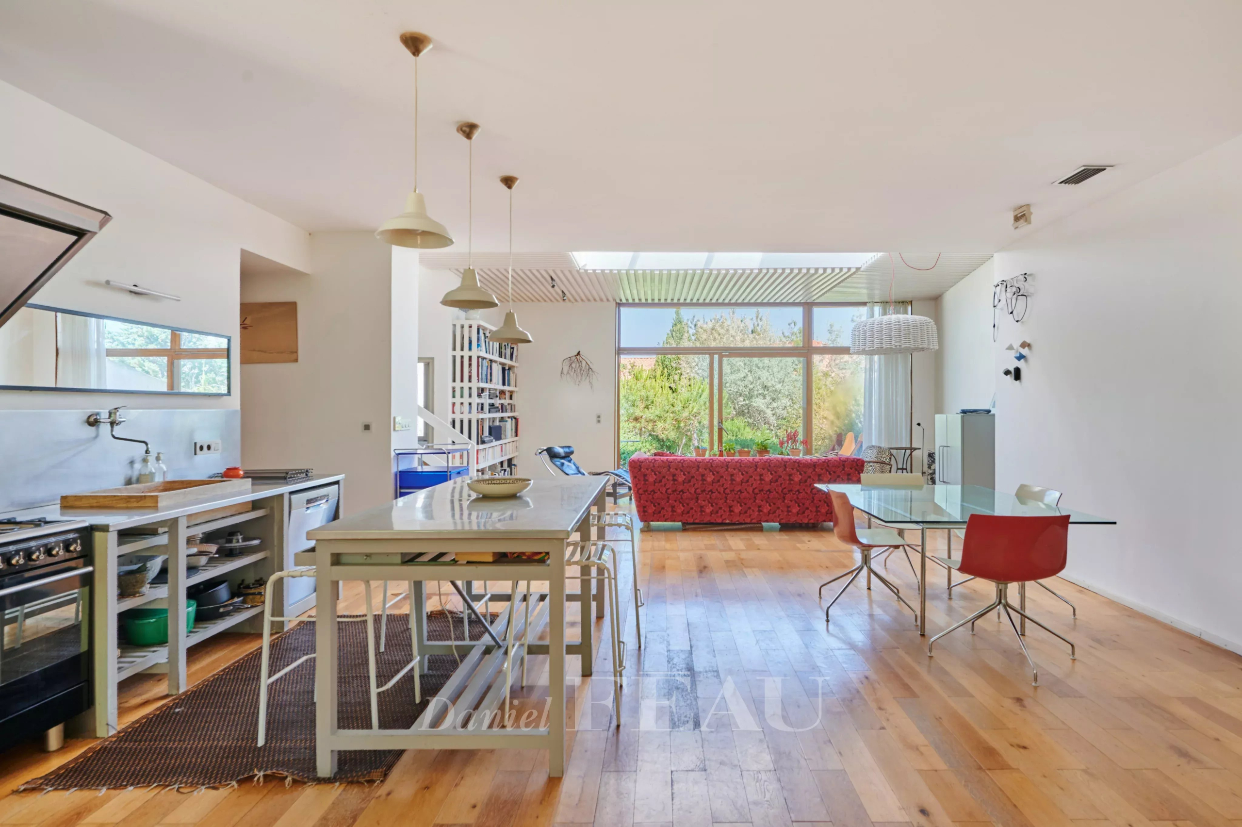 Intérieur d'une maison moderne avec cuisine ouverte et salon lumineux.