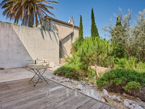 Jardin d'une maison à Marseille 7ème avec des plantes et un espace extérieur en bois.