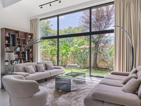 Salon lumineux d'une maison contemporaine avec vue sur le jardin à Marseille 8ème.