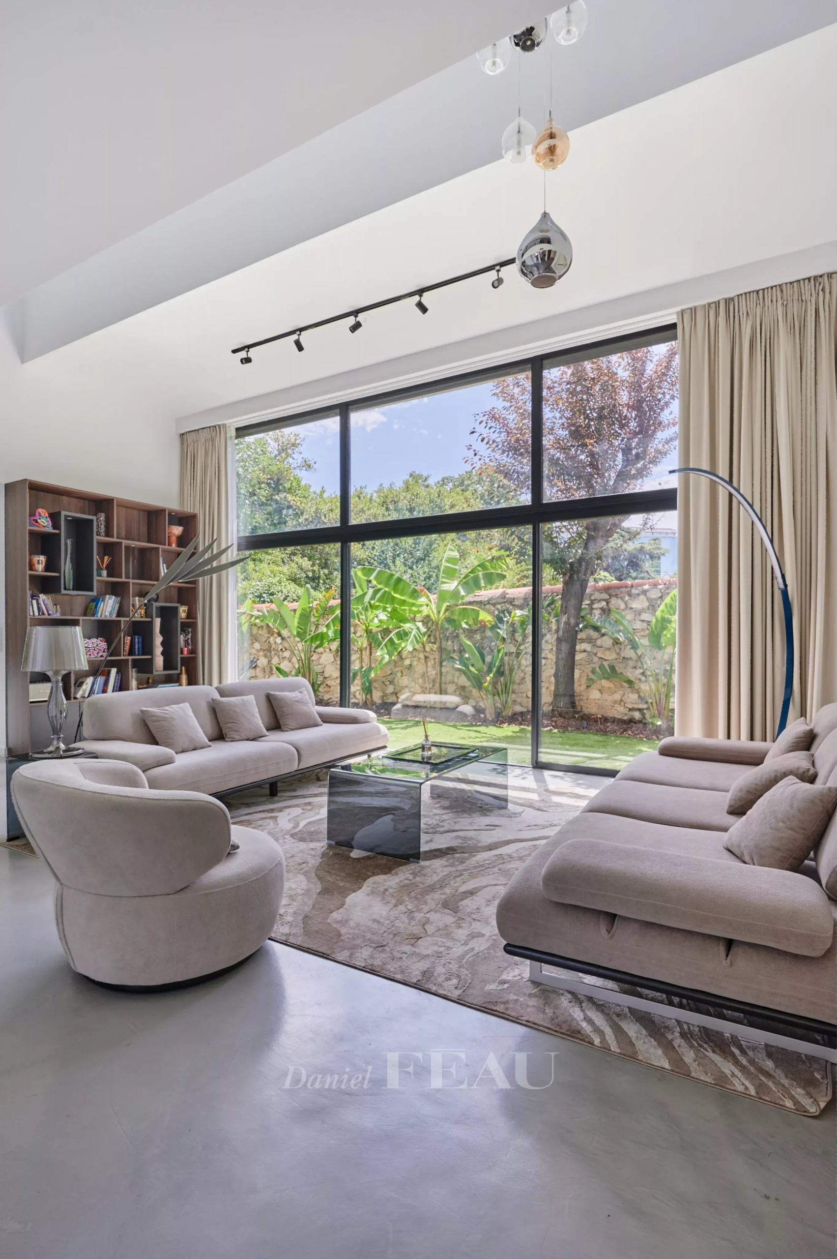 Salon lumineux d'une maison contemporaine avec vue sur le jardin à Marseille 8ème.