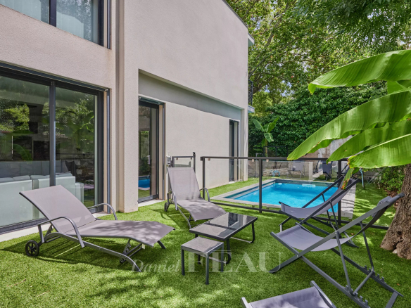 Terrasse d'une maison contemporaine avec chaises longues et piscine à Marseille 8ème.
