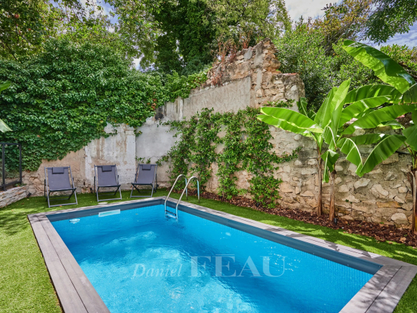 Piscine dans un jardin avec des chaises longues et des plantes tropicales, Marseille 8ème.