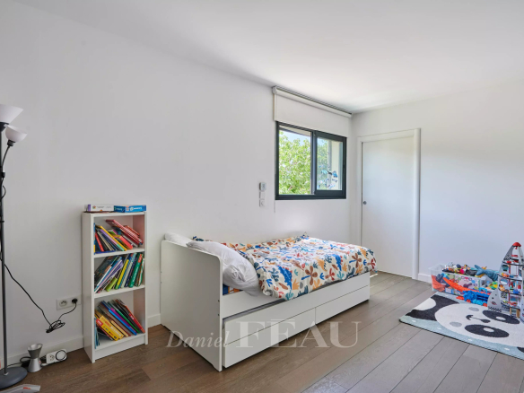 Chambre d'une maison contemporaine à Marseille 8ème avec lit simple et étagère de livres.
