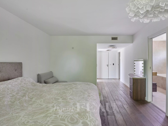Chambre d'une maison contemporaine à Marseille 8ème avec lit et salle de bain attenante.