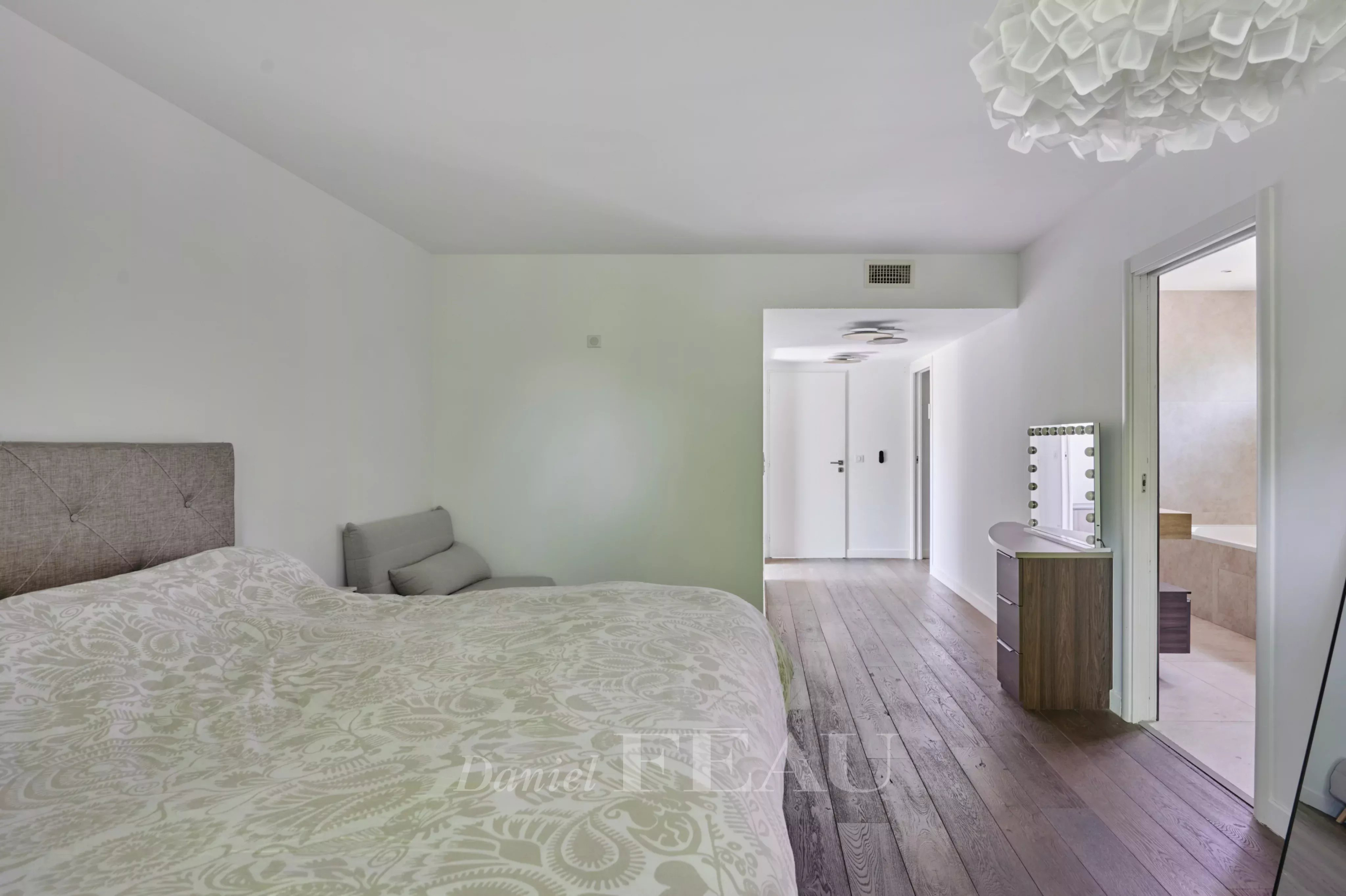 Chambre d'une maison contemporaine à Marseille 8ème avec lit et salle de bain attenante.