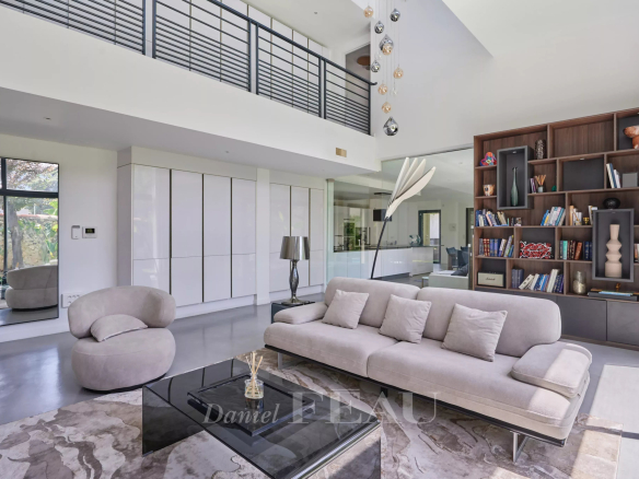 Intérieur d'une maison contemporaine avec salon lumineux et mobilier moderne.