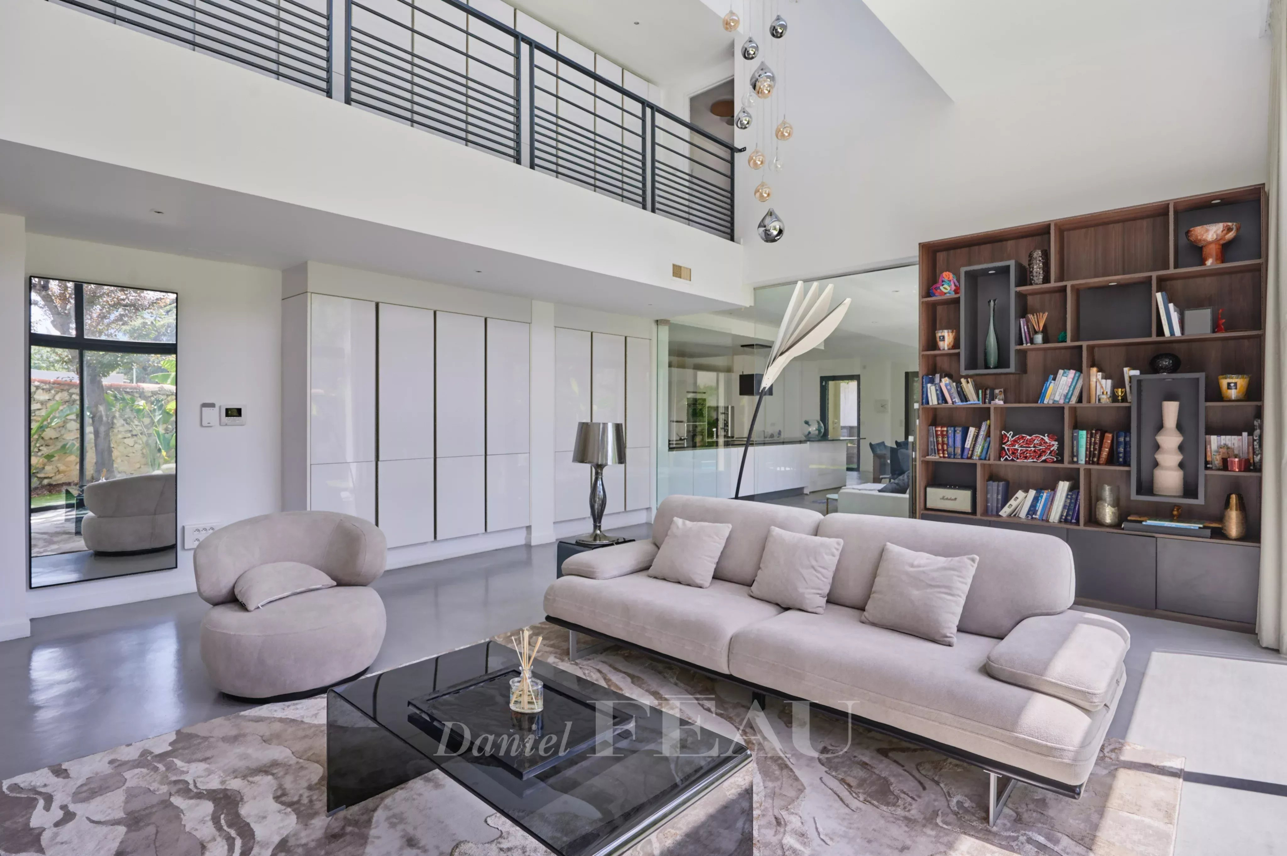 Intérieur d'une maison contemporaine avec salon lumineux et mobilier moderne.