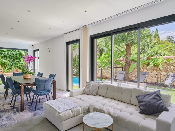 Intérieur d'une maison contemporaine à Marseille 8ème avec salon, salle à manger et vue sur le jardin.