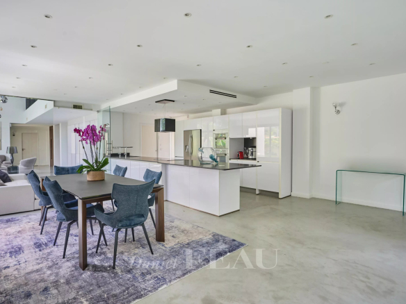 Intérieur d'une maison contemporaine à Marseille 8ème avec cuisine ouverte et salle à manger.
