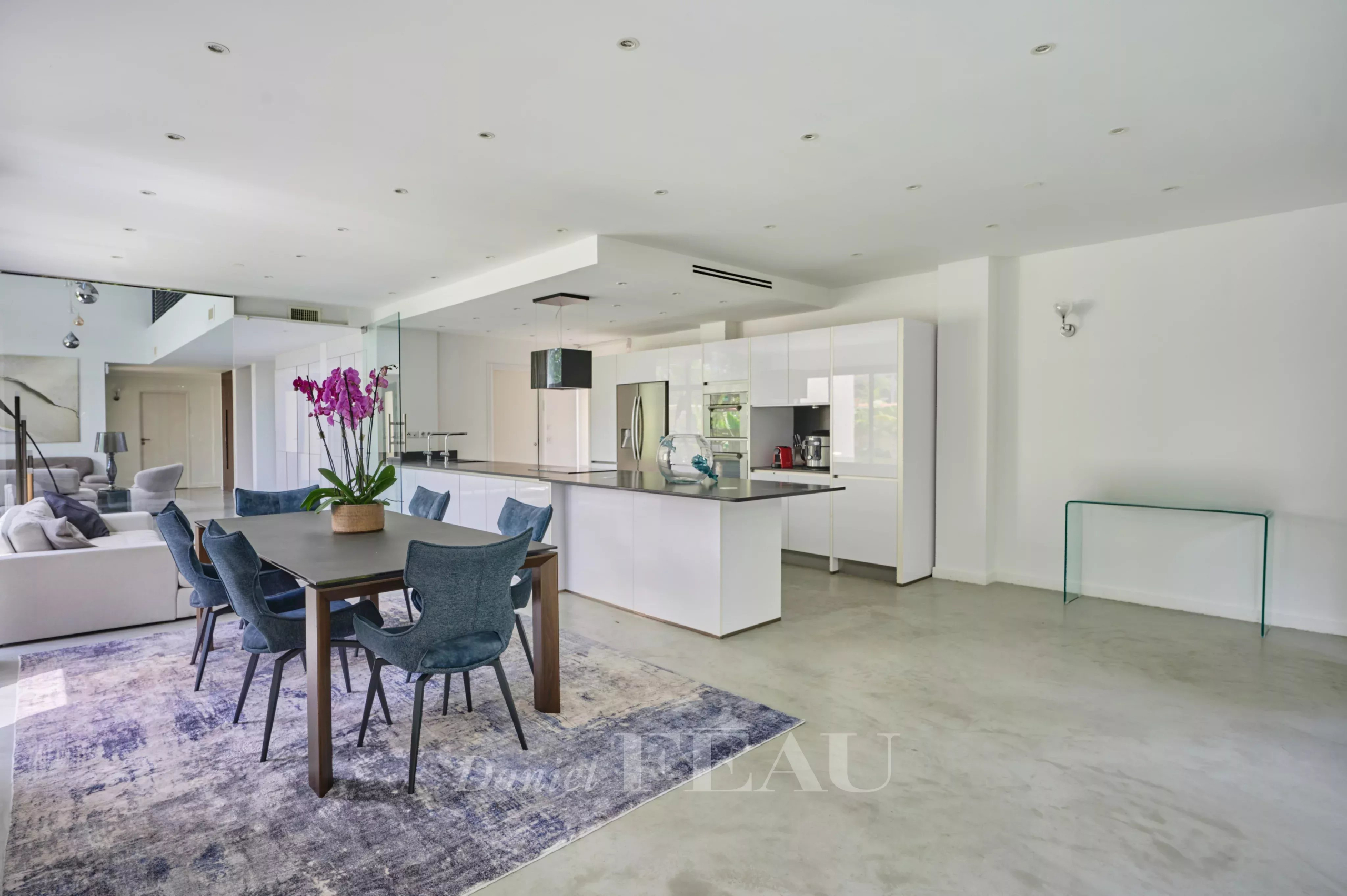 Intérieur d'une maison contemporaine à Marseille 8ème avec cuisine ouverte et salle à manger.