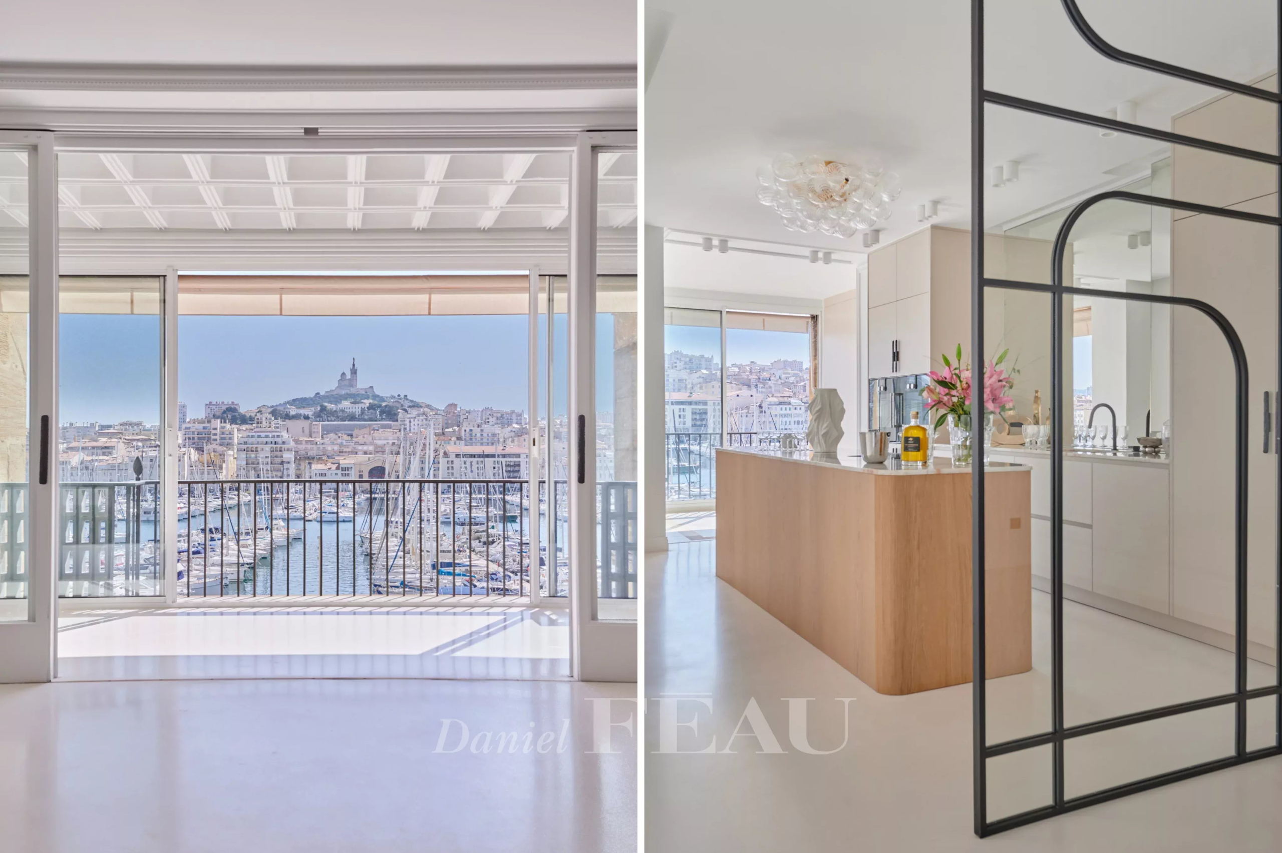 Vue panoramique sur le Vieux-Port de Marseille depuis un appartement rénové avec cuisine moderne.